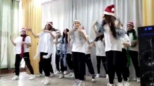 танец на новый год 2023 от 8б класса❄️