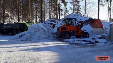 Работа фронтального погрузчика Everun ER416T по уборке снега на территории парка