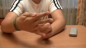Секрет фокуса "резинка сквозь руку"