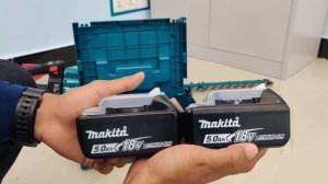 Makita Hedge Trimmer DUH602 and Battery Set 197624-2