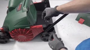 Montagevideo Elektrischer Vertikutierer BOSCH Universal Rake 900 - 900 W - Arbeitsbreite 32 cm