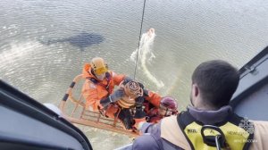 Сахалинские спасатели отработали спуски с вертолета 
на воду и ограниченную площадку