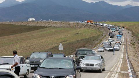 Долгая дорога домой: как тысячи жителей Карабаха пытаются попасть в Армению