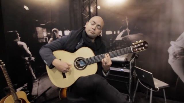 Omar Torrez Debuts LR Baggs Lyric Classical Guitar Microphone at NAMM 2014 смотреть онлайн