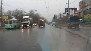 Самоубийца бросается под колеса! ШОК!!! Иваново. 18+