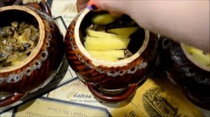 Охотничьи колбаски с картофелем и грибами в горшочках