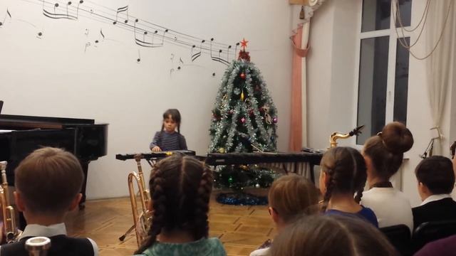 Маша первый раз играет первые мелодии на металлофоне и ксилофоне смотреть онлайн