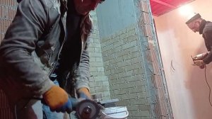 Монтаж клинкерной плитки в парилке около печи.