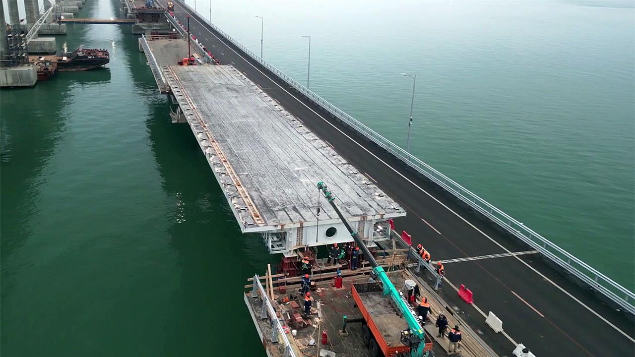Строители установили третий пролет левой автодорожной части Крымского моста