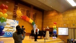 Любите мать, пока она смеётся