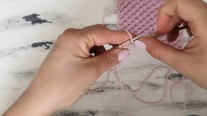 Простой и красивый рельефный узор спицами для вязания шапок, варежек, свитеров