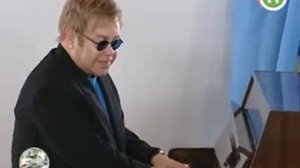 Элтон Джон в украинской Макеевке