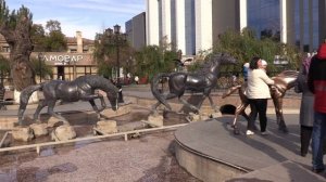 Bishkek, Kyrgyzstan. Walk through the bustling streets in autumn. Бишкек, Кыргызстан. Осенние улицы