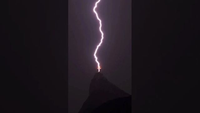 Молния ударила в голову статуи Христа-Искупителя в Рио-де-Жанейро