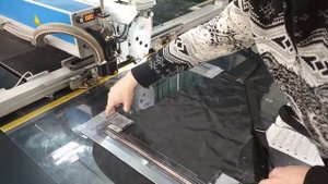 Шаблонный автомат. Пришивание лямок на спинку чехла.