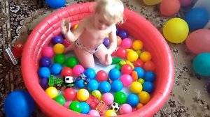 Ангелинка и бассейн с шариками