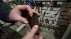 обслуживаем распределительный  узел центрального отопления  чистим  фильтры находим артефакты