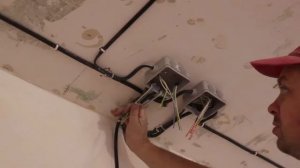 Прокладка кабеля в коридоре и зале, расключение одноклавишной коробки.