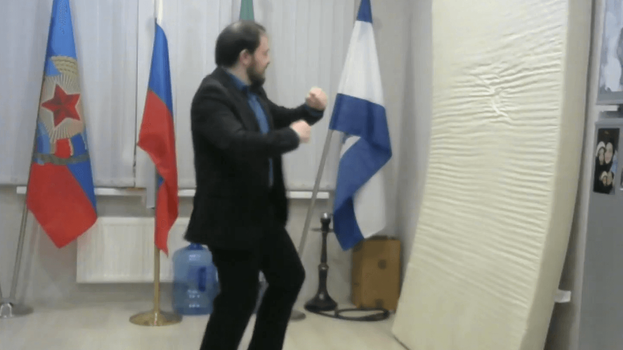 Жмиль боксирует с воображаемым Озоном и заставляет его затерпеть // ШУЕ варик смотреть онлайн