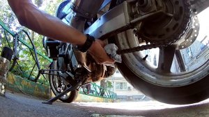 как быстро смазать цепь, без подката и центральной подножки , в дальняке