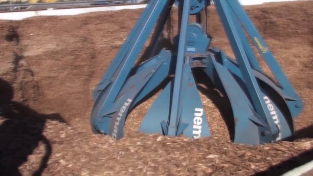 Unloading wood chips with a Liebherr 550 and an orange peel grab смотреть онлайн