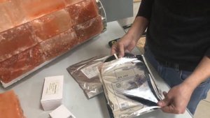 Соляная стена в бане. Бесклеевой монтаж плитки.