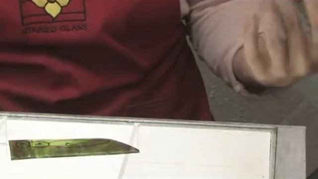 Preparing Glass for Stained Glass Projects : Using a Toyo Pencil Grip Glass Cutter смотреть онлайн