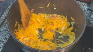 Нежные и сочные мясные фрикадельки с рисом, чесноком и зеленью