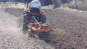 Вспашка огорода роторным плугом.