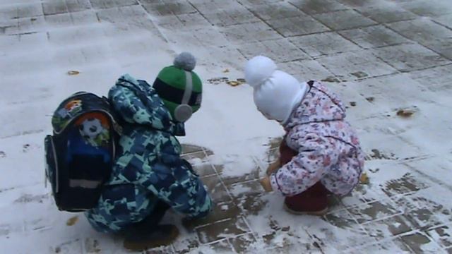 ВЛОГ: Первый снег Начало каникул Прогулка после школы смотреть онлайн