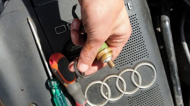 Замена датчика температуры и вентилятора на Ауди А4 1.8Т B6 смотреть онлайн