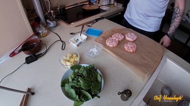 Крабовые котлетки с гарниром из картофеля и шпината смотреть онлайн