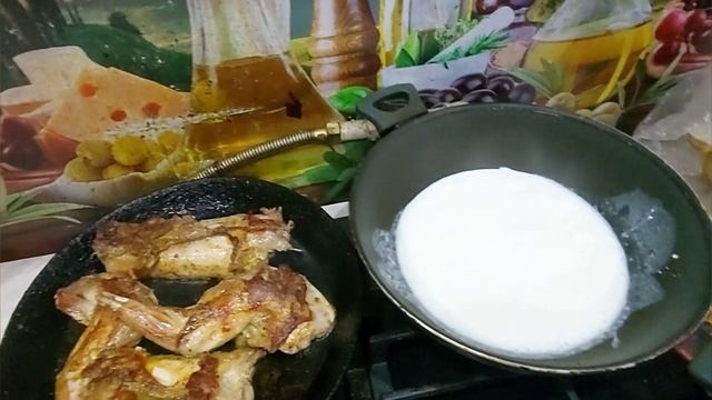 Тушеный кролик в сметане / Рецепт сочного и вкусного кролика