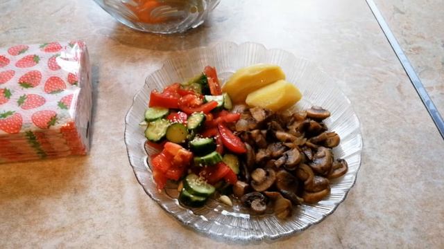 Шампиньоны жареные на кокосовом масле, с картошечкой и овощным салатом! ???
