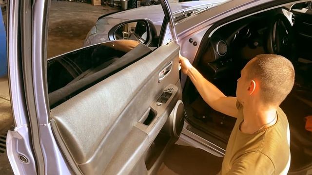 Mazda 6.Как закрыть стекло если не работает электро стекло подъемник? Снимаем карту двери. смотреть онлайн