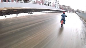 детский электровелосипед! катаемся зимой на электровелосипеде из гироскутера
