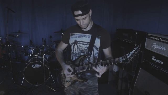 Парень супер играет на гитаре тяжелый металл смотреть онлайн