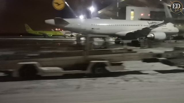 Аэропорт Пулково в Санкт-Петербурге ночью: от самолета до здания аэровокзала на перронном автобусе смотреть онлайн