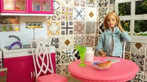 ВЫБРОСИЛА ТЕЛЕФОН /ИГРАЕМ В КУКЛЫ С БЕТТИ сериал Мама, Маша и Даша