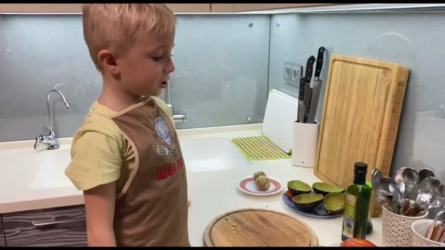 Салат бомбический! Из авокадо и помидор )) смотреть онлайн