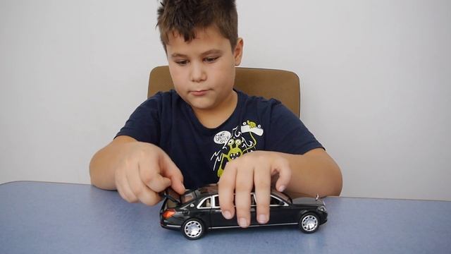 Машинка Майбах Лимузин: открываются двери, багажник, капот, горят фары, звучит мотор, длина 21,5см смотреть онлайн