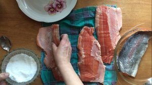 КАК ПРАВИЛЬНО ПОЧИСТИТЬ И ПОСОЛИТЬ КРАСНУЮ РЫБУ