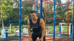 Быстрая и мощная тренировка на спортплощадке. Всё тело