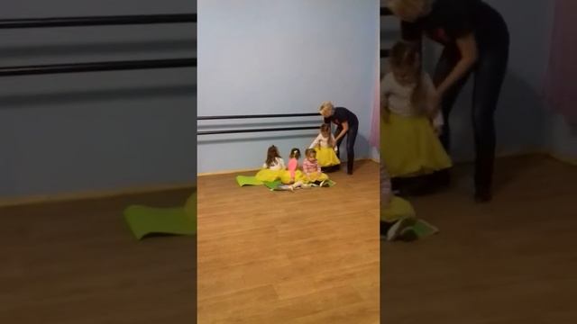 МАЛЕНЬКИЕ ДЕТКИ ТАНЦУЮТ ТАНЕЦ ЦЫПЛЯТ kids dancing смотреть онлайн