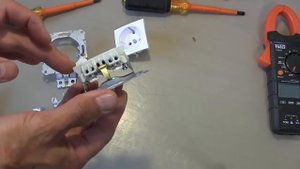 Розетка с быстрозажимными клеммами. Устройство. На примере серии Sedna.