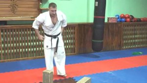 Тамишивари (разбивание твёрдых предметов) в Киоукуcинкай каратэ