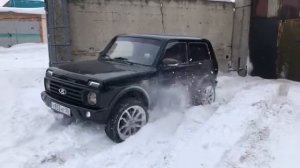 Красивая Niva Urban на 19 дисках по снегу