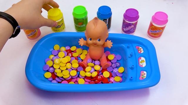 ДЛЯ МАЛЫШЕЙ ! l Приятное видео, как я смешиваю все свои конфеты в радужной ванне ASMR