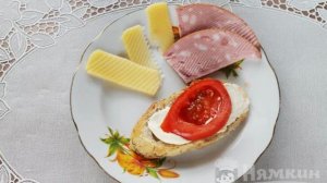 Горячие бутерброды с колбасой и помидором в микроволновке