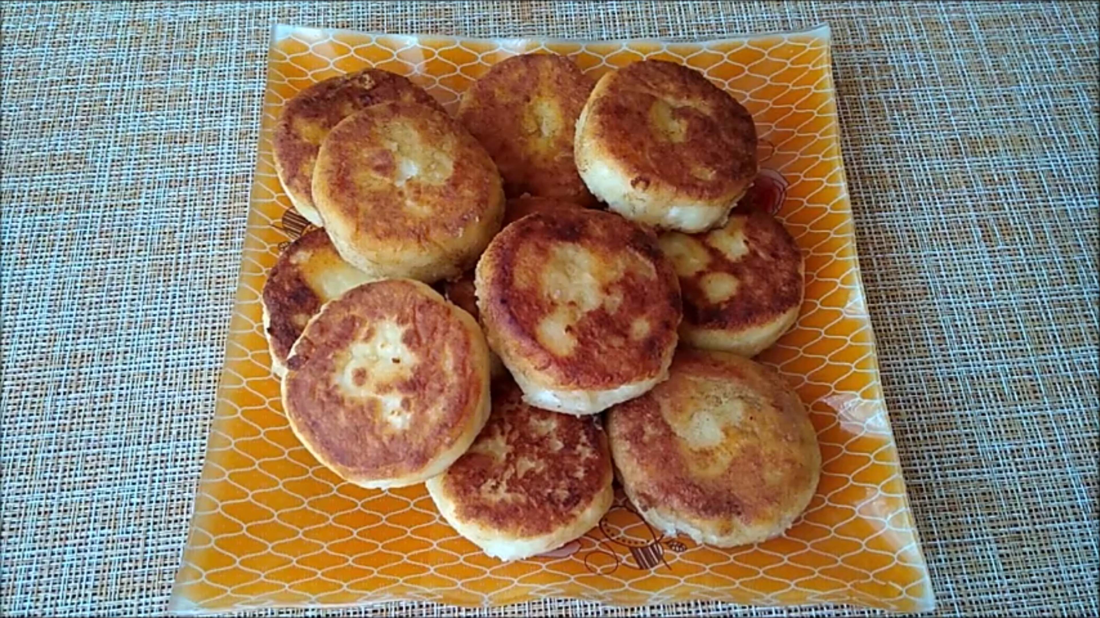 Готовые сырники в разрезе. Сырники из икеа. Сырники с кокосовой мукой. Сырники с кокосовой мукой. Сырники.